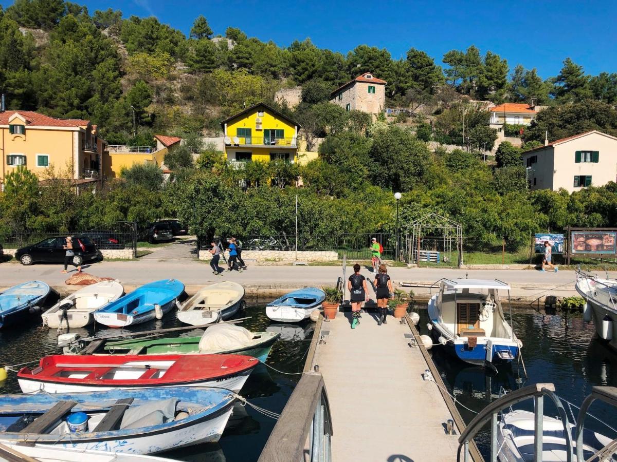Apartments & Rooms Formenti Skradin Exteriör bild