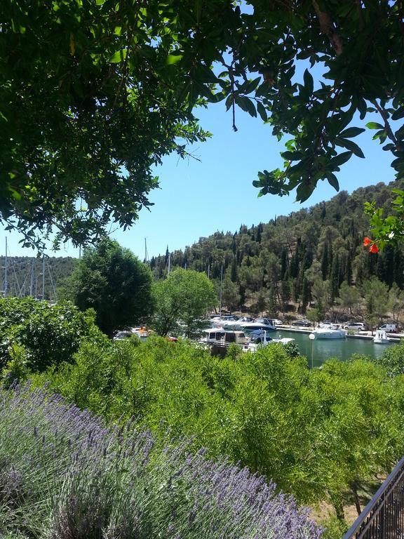 Apartments & Rooms Formenti Skradin Rum bild